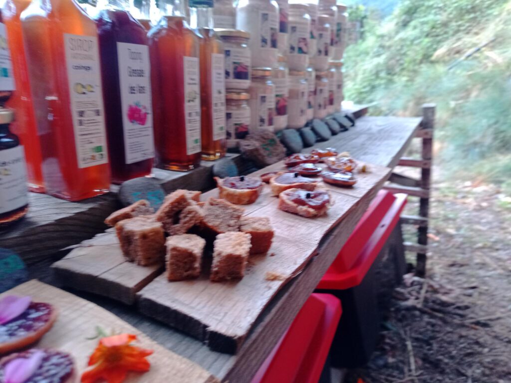 Produits artisanaux Au Bois Tordu présentés sur un marché ardéchois